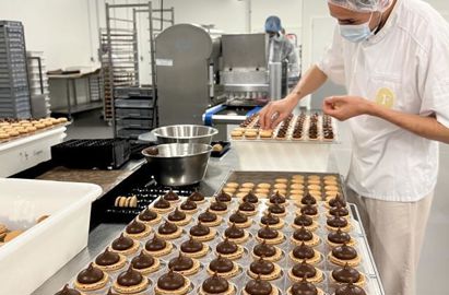 L’assemblage des macarons, l’un des produits phares de la maison, est encore réalisé à la main.  B. Guicheteau